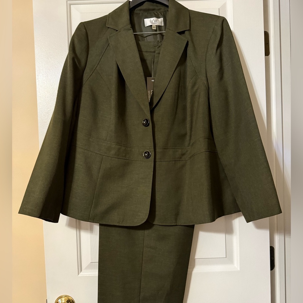 Women’s LeSuit 2-piece hunter green pantsuit. Size 18W. Excellent condition!